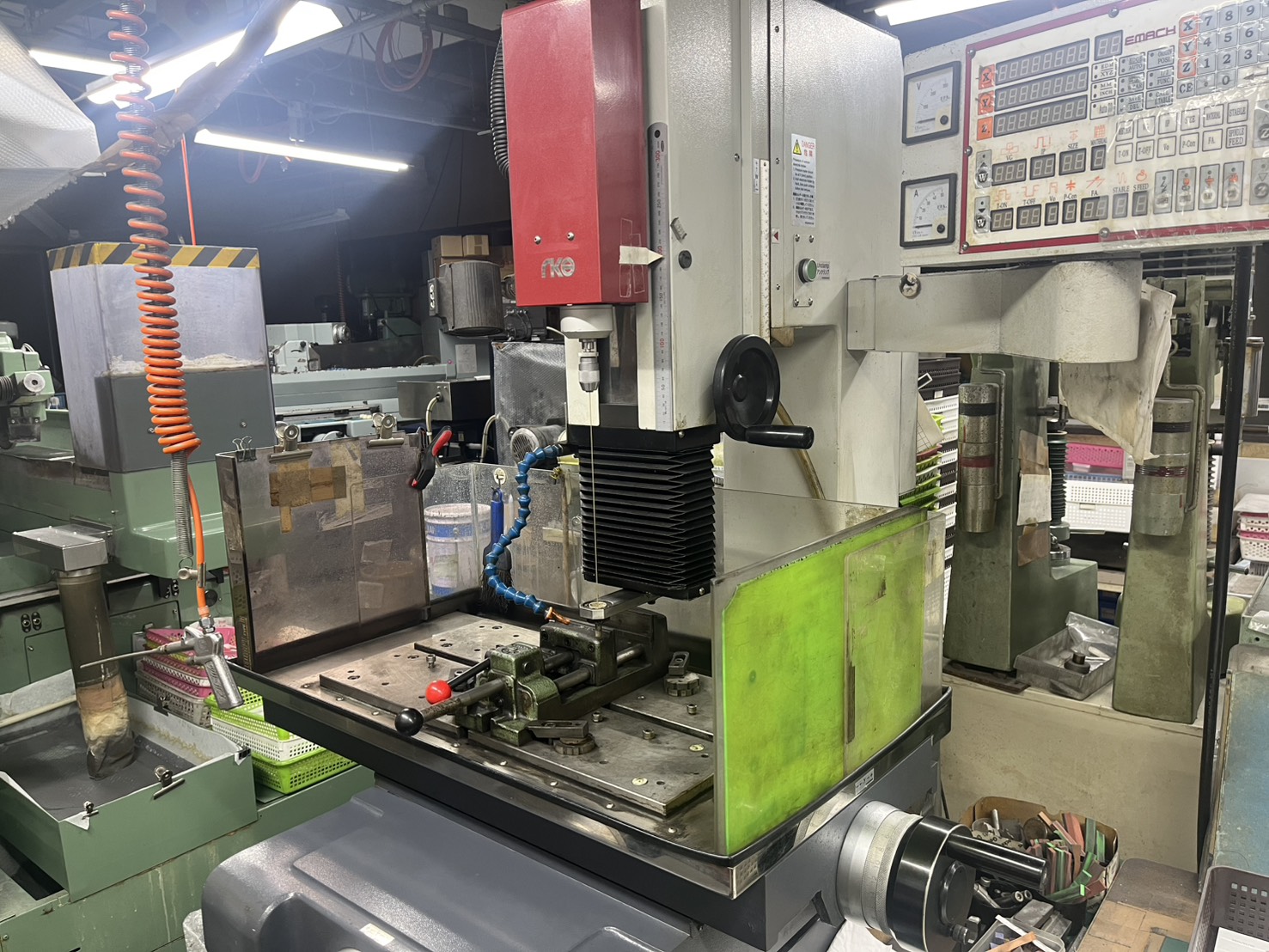 細穴放電加工機