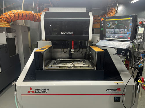 高精度ワイヤー放電加工機