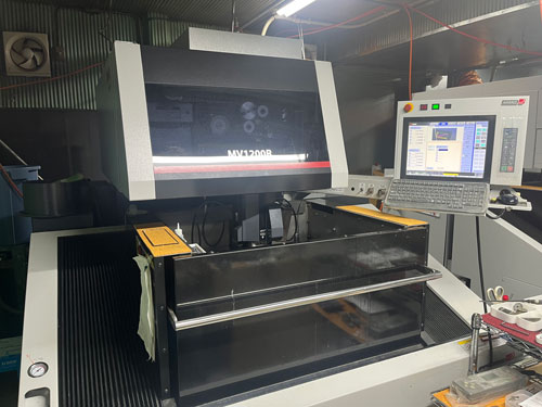 高精度ワイヤー放電加工機